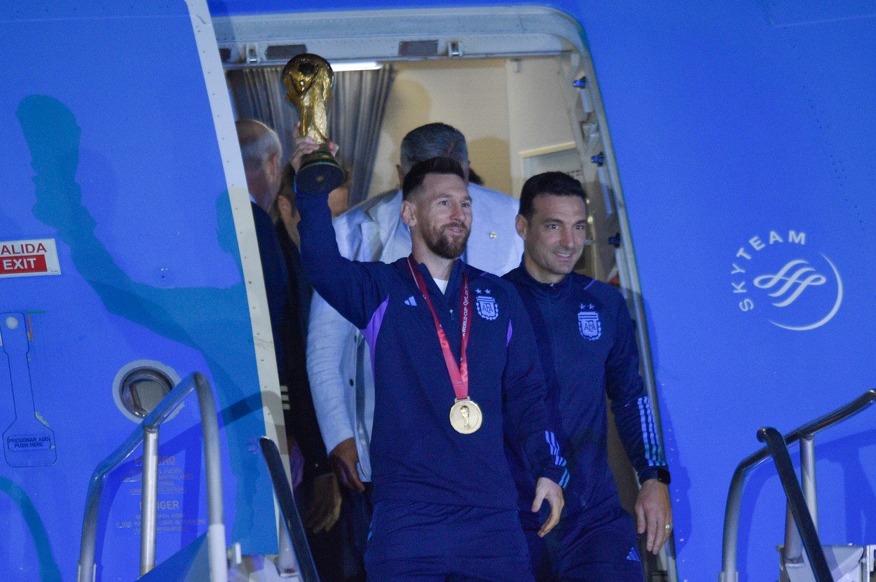 Leo Messi a adus Cupa Mondială în Argentina! Șecene fabuloase de la aeroportul din Buenos Aires cu bucuria sud-americanilor din miez de noapte | VIDEO