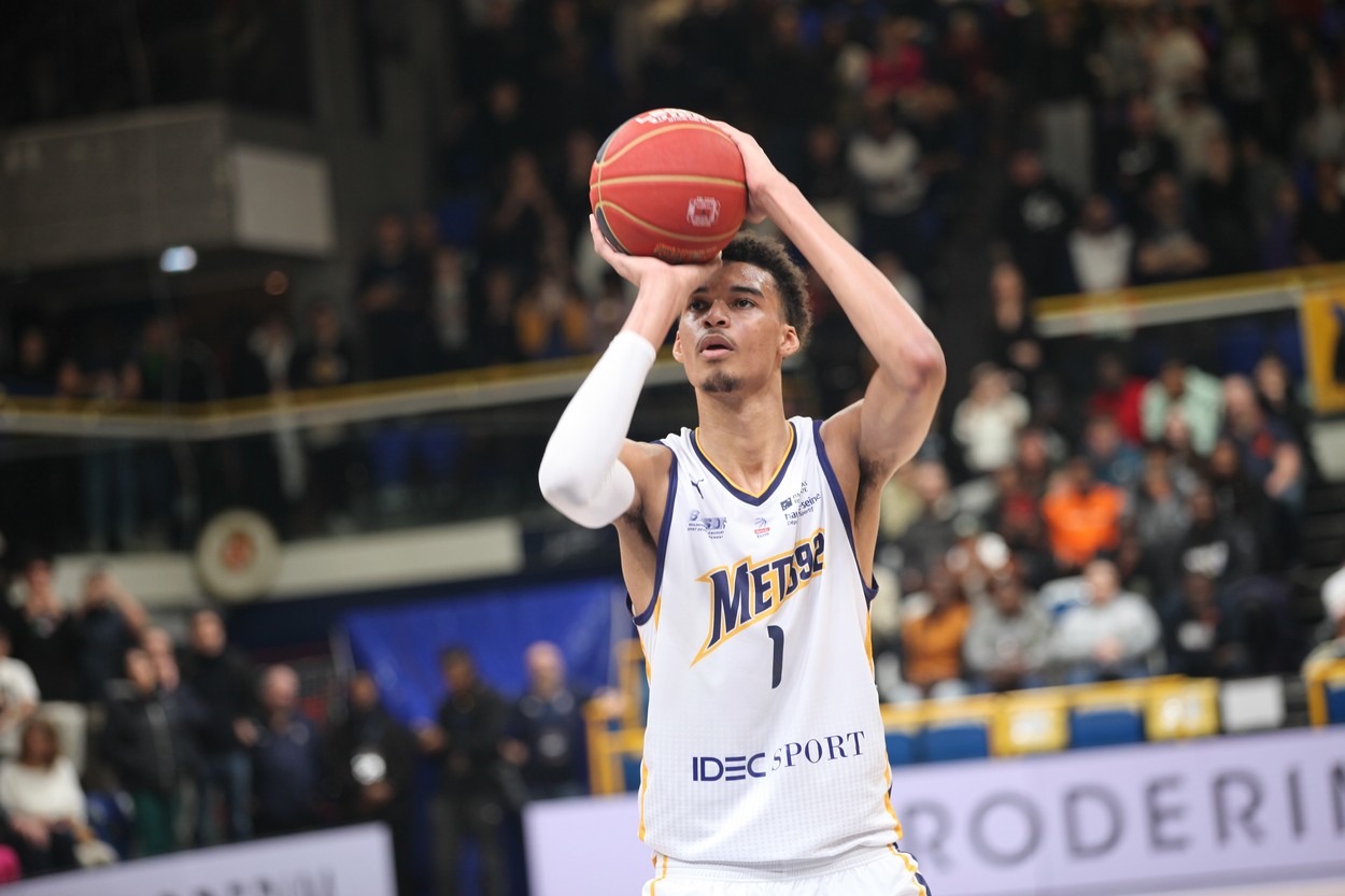 Noul „extraterestru” are 18 ani: „Dacă nu se accidentează va fi cel mai bun baschetbalist din istorie!”. Cine e Victor Wembanyama, puștiul francez care l-a uluit pe LeBron James și pentru care Michael Douglas a mers special la un meci | VIDEO
