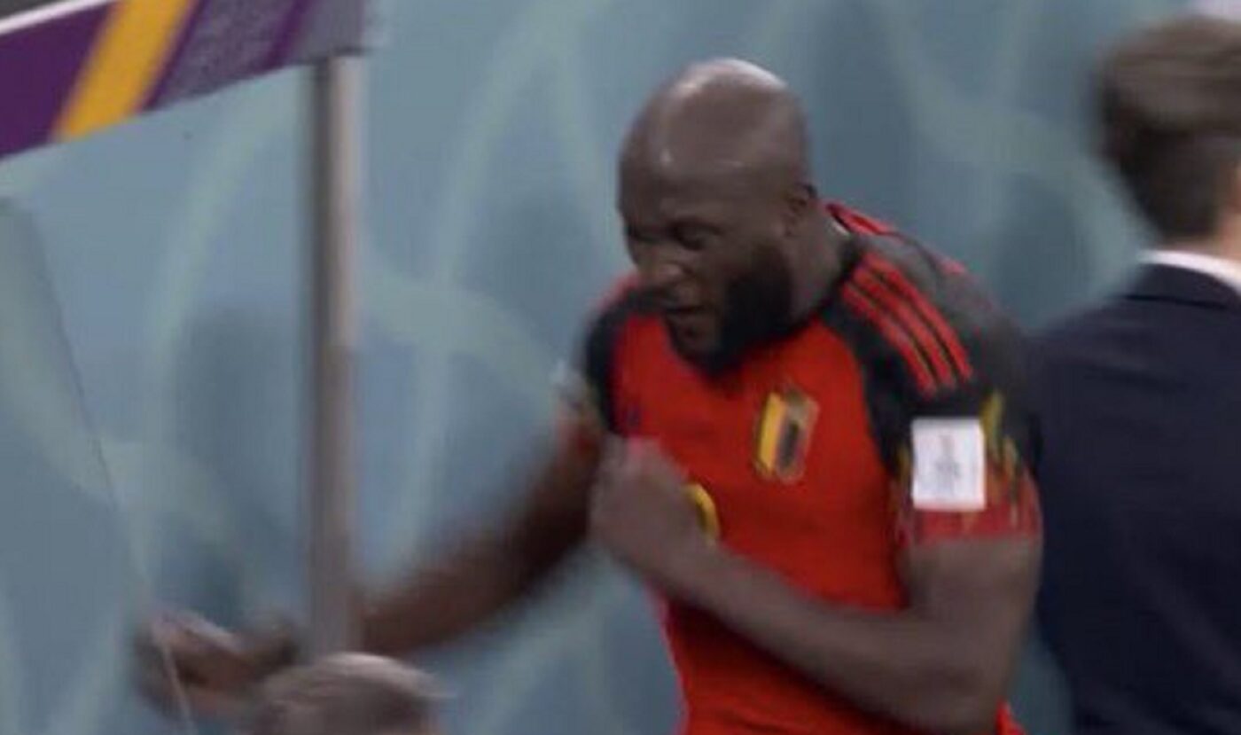 Romelu Lukaku și-a ieșit din minți după eliminarea Belgiei de la Cupa Mondială: a spart tot în cale după ce a ratat situații monumentale! Thierry Henry l-a consolat | FOTO