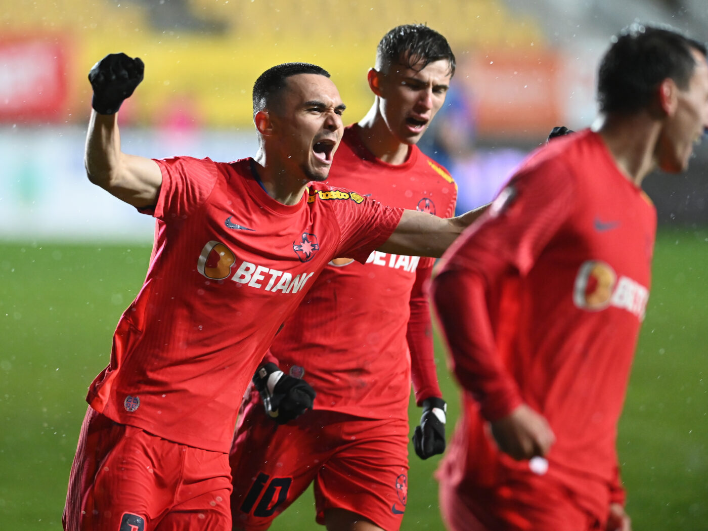 Adrian Șut, tot mai aproape de plecarea de la FCSB. „Suntem în discuții cu două echipe!” Unde ar putea ajunge fotbalistul lui Gigi Becali