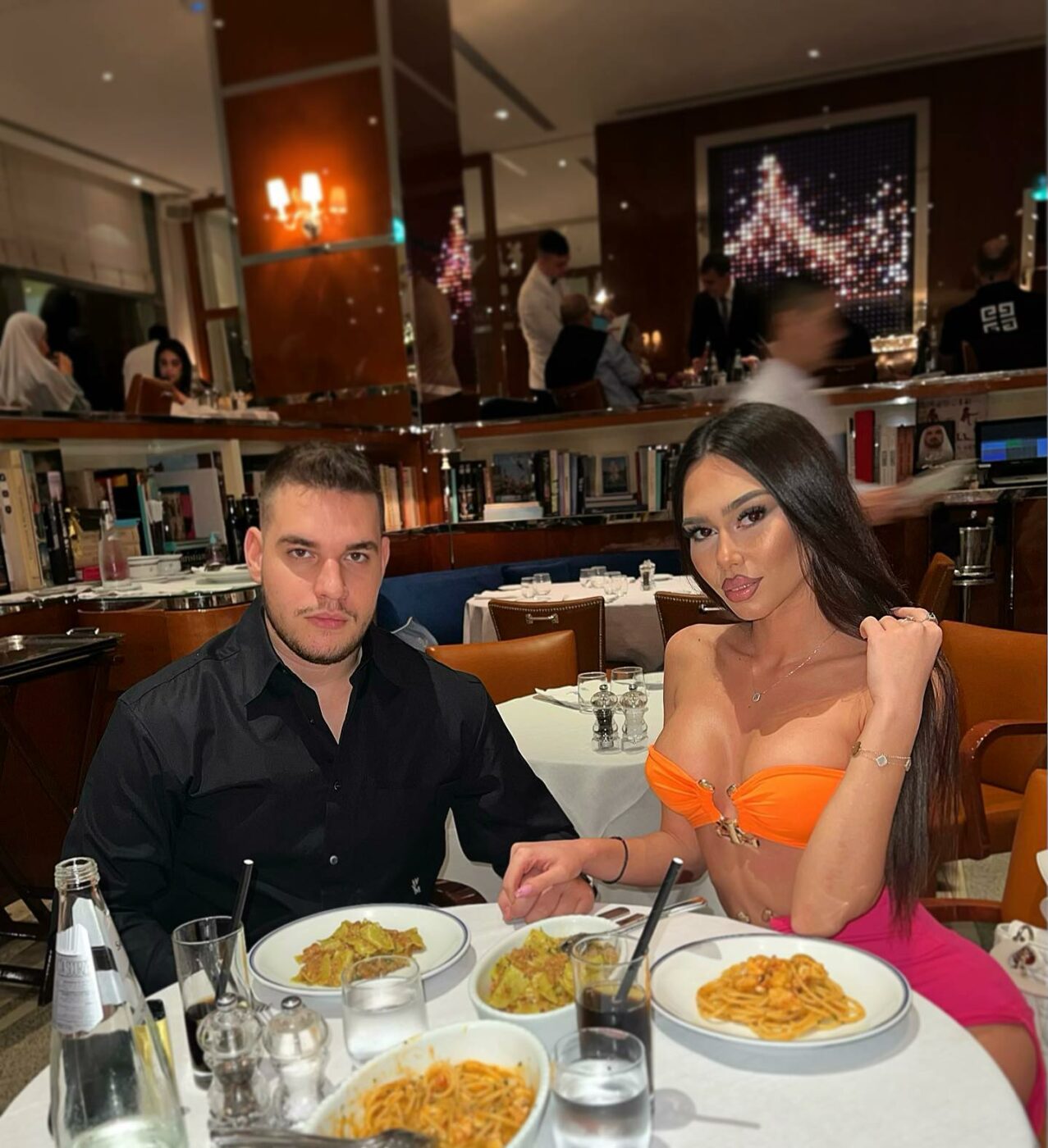 Angelo, fiul lui Cristi Borcea, îi calcă pe urme tatălui său. Tânărul își răsfață iubita ca un adevărat milionar. „Sunt norocos că te am!” | GALERIE FOTO