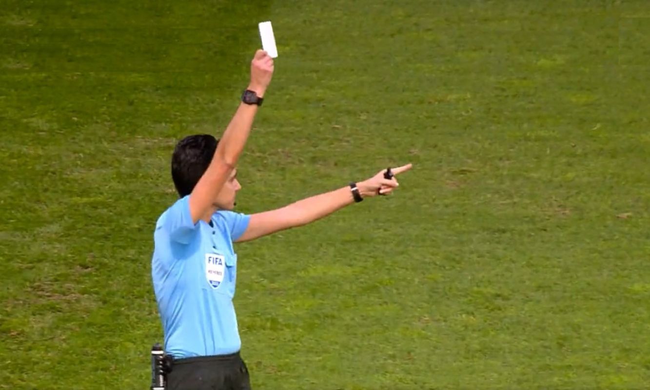 Moment istoric: arbitrul a arătat cartonașul alb într-un meci oficial! Ce înseamnă, conform regulamentului, și ce au făcut fanii din tribună când au văzut gestul