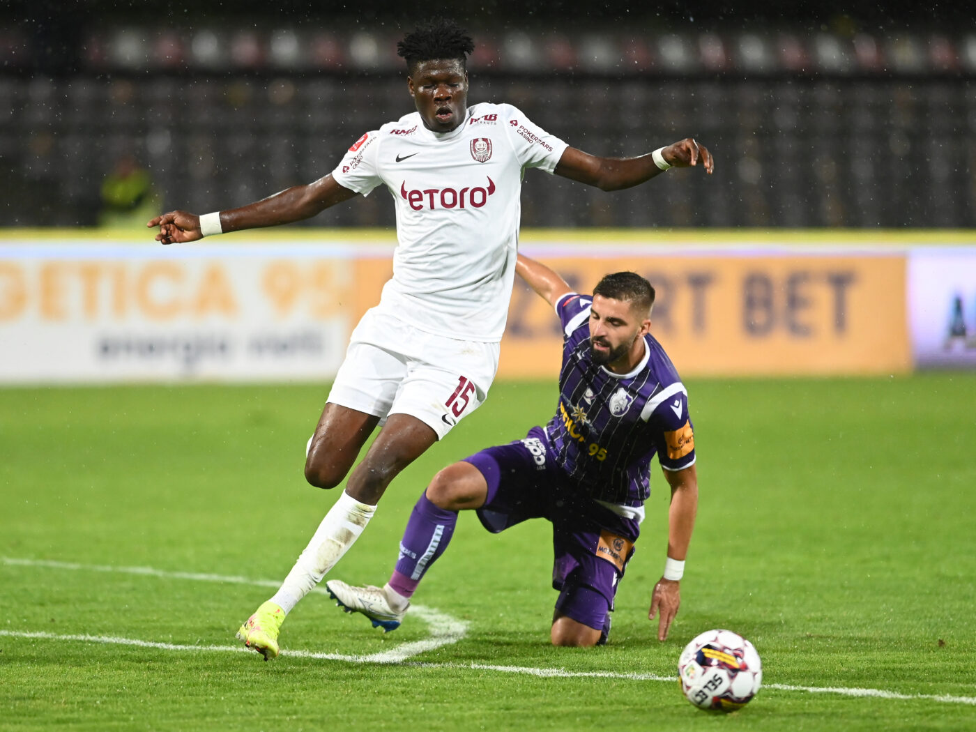 CFR Cluj a reacționat după ce transferul lui Emmanuel Yeboah la Slavia Praga a picat. Cehii sunt acuzați că au mințit. „Poziția specialiștilor noștri nu este lipsită de validitate!”
