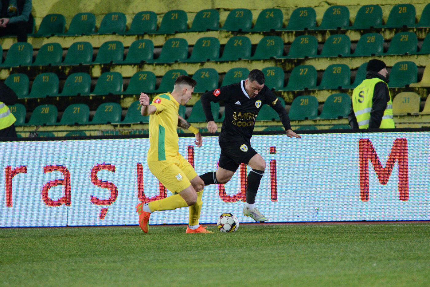 Superliga de fotbal respiră după ce s-a evitat colapsul: fotbaliștii de la trei cluburi și-au încasat banii restanți pe mai multe luni! Ce riscau Petrolul, CS Mioveni și Hermannstadt | EXCLUSIV