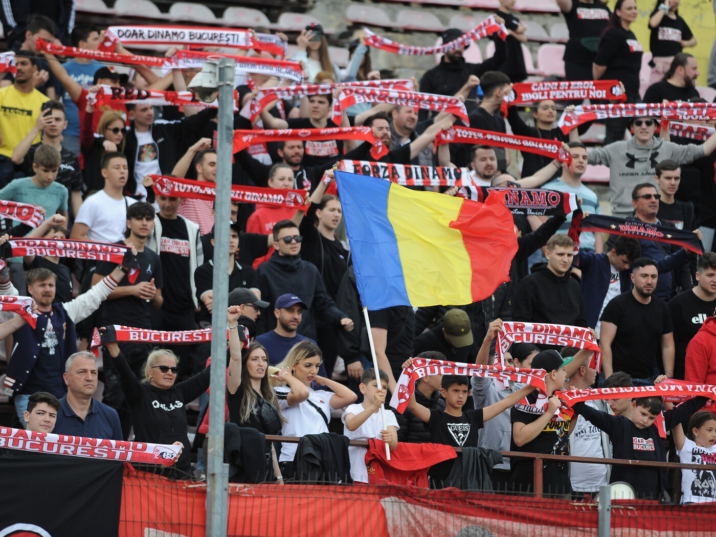 Peluza Cătălin Hîldan – Dinamo, alături de suporterii lui FC U Craiova! Mesaj dur îndreptat împotriva celor de la Sepsi: „Continuă să afișeze o atitudine vădit ostilă, asumată și lipsită de orice respect față de țara care îi găzduiește”