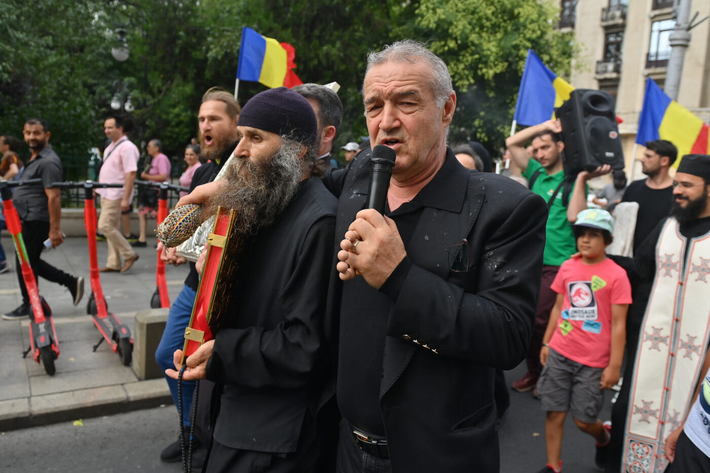 „Gigi Becali a dat 300.000.000 de euro! Îi ținea sus, deasupra biroului lui. Dacă mint, să îmi faceți ce vreți”. Prietenul miliardarului de la FCSB dezvăluie unde s-au dus cei mai mulți bani din averea acestuia