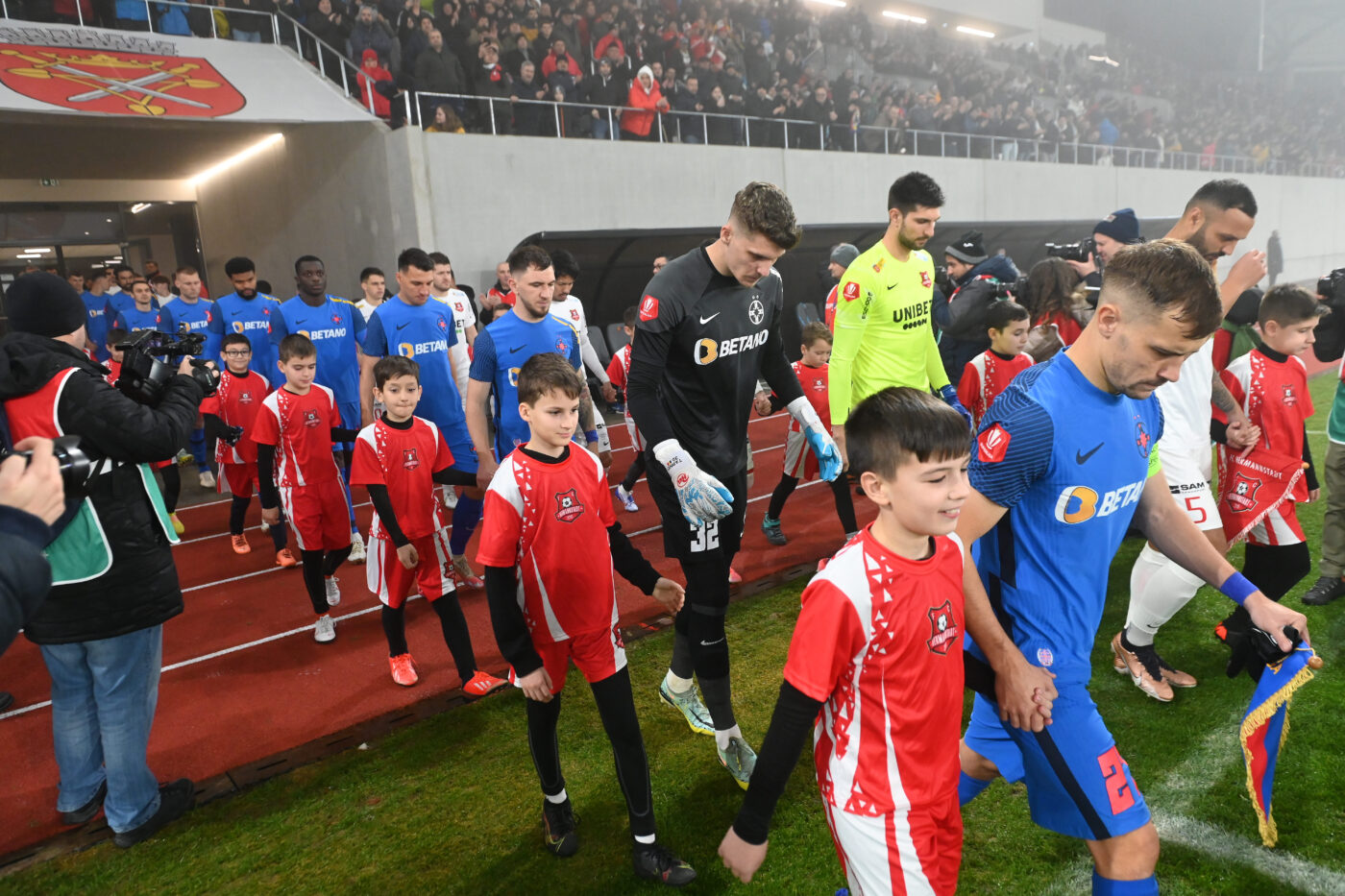 FCSB – Farul, Live Video Online, de la ora 19:00, în runda cu numărul 23 din Superliga. După ce a fost schimbat la pauză, Deian Sorescu primește a doua șansă. Echipele de start