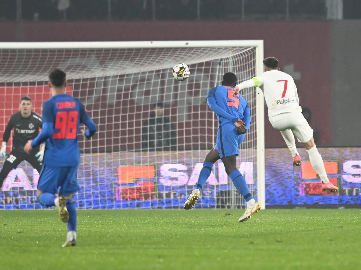Jucătorul lui Hermannstadt a fost aproape să marcheze golul campionatului împotriva lui FCSB! Execuție uluitoare: transversala l-a salvat pe Târnovanu!