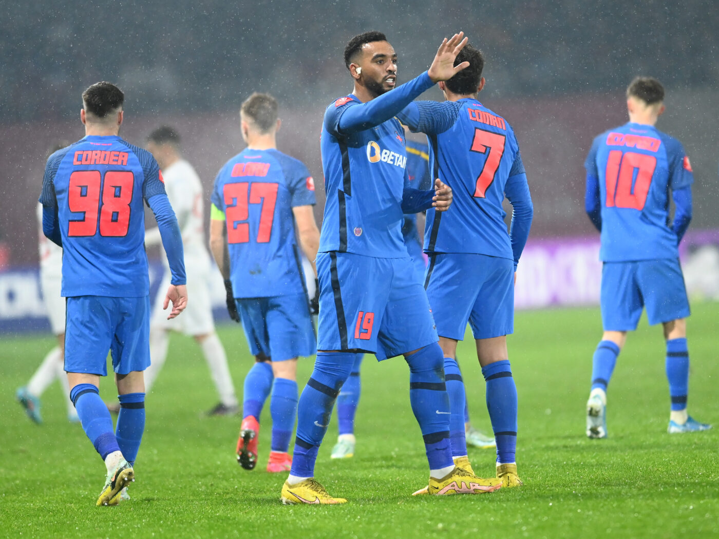 Veste excelentă pentru Mihai Pintilii! Billel Omrani a revenit la antrenamentele de la FCSB | FOTO