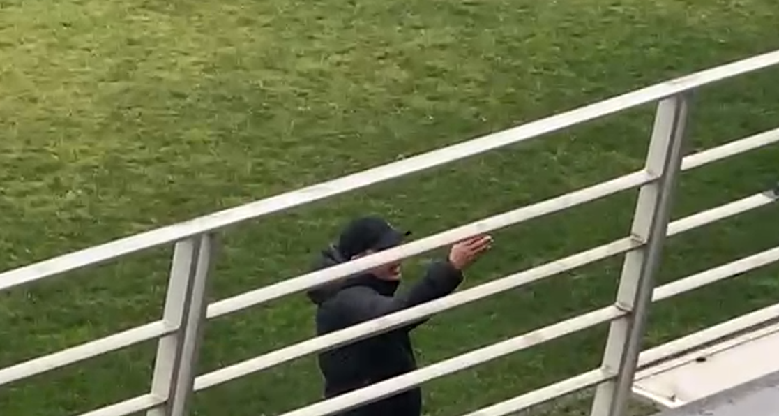 „Regele” nu a mai suportat ironiile din tribună. Gică Hagi l-a pus la punct pe un suporter recalcitrant la meciul amical Farul – FC Argeș. „Taci din gură, tată! E a doua oară! Taci din gură!” Constănțenii au făcut show în primul amical al iernii | VIDEO