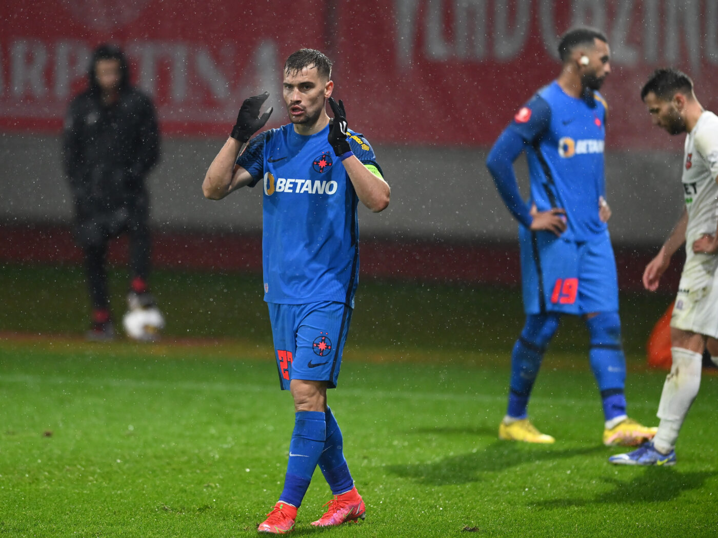 Anunț de ultimă oră făcut de Victor Becali despre plecarea lui Darius Olaru de la FCSB