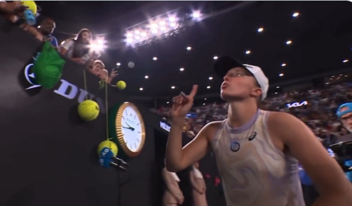 Incident fără precedent la Australian Open! Iga Swiatek, lovită de un spectator în timp ce semna autografe: cum a reacționat liderul WTA | VIDEO