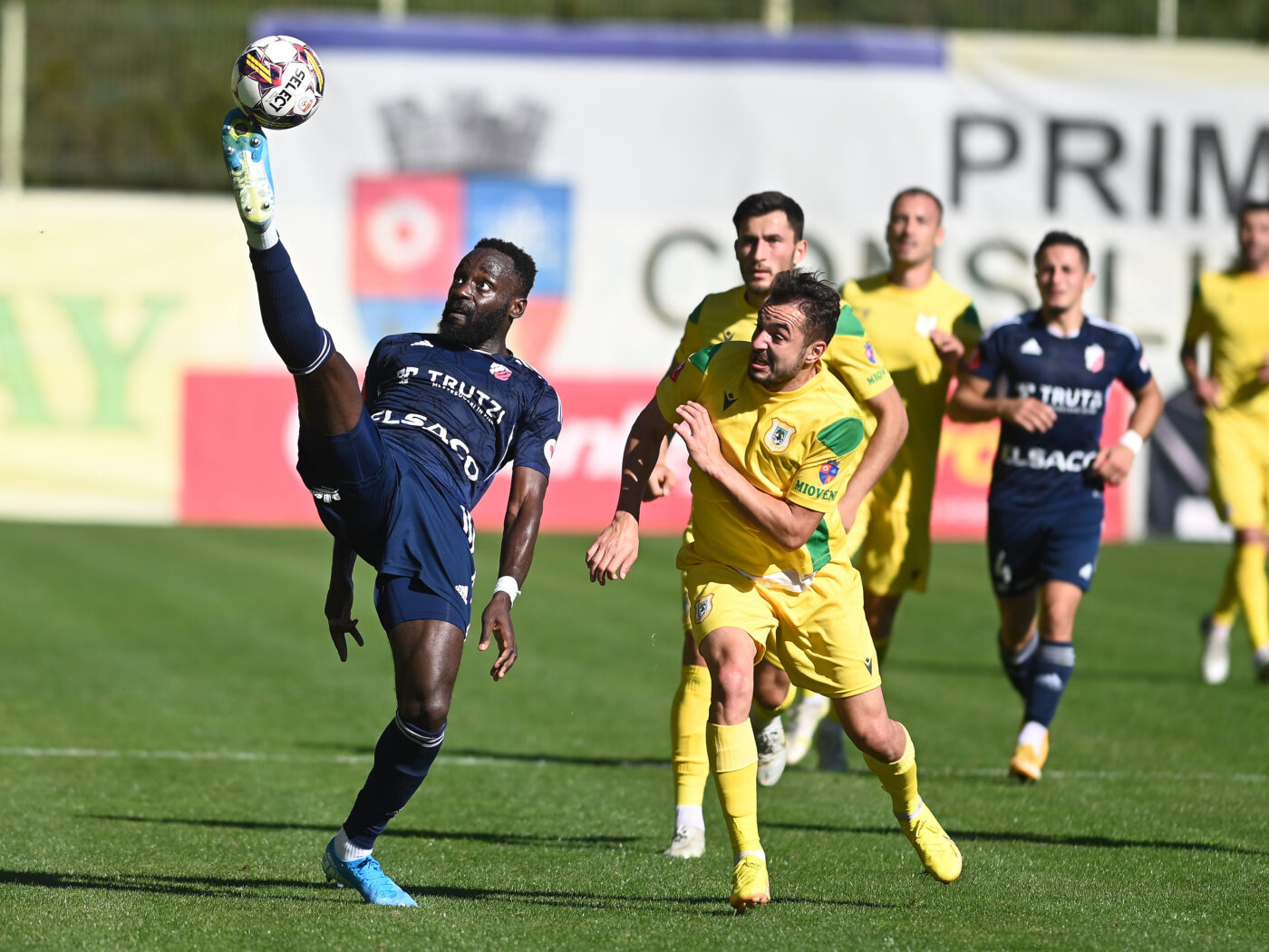 Motivul incredibil pentru care FC Botoșani l-a cedat pe Kevin Boli la Farul. Valeriu Iftime se temea ca francezul să nu-l „lucreze”. „Nu pot să stau cu un jucător care poate greși. Gândiți-vă, nu rămâne în istorie?”