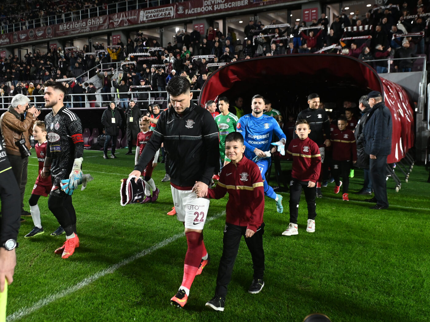În Giulești, atmosferă ca în Ghencea: „Trup și suflet pentru culori”! Liderul fanilor Rapidului, amenințări dure pentru crainicul stadionului: „Te dau de ciment! Ai greșit stadionul, tată!” | FOTO