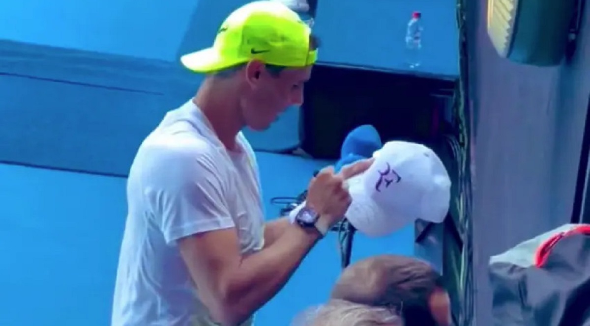 Cum a reacționat Rafael Nadal când i s-a cerut autograf pe o șapcă marca Roger Federer! Spaniolul, pus în fața unei situații neașteptate înainte de Australian Open | FOTO