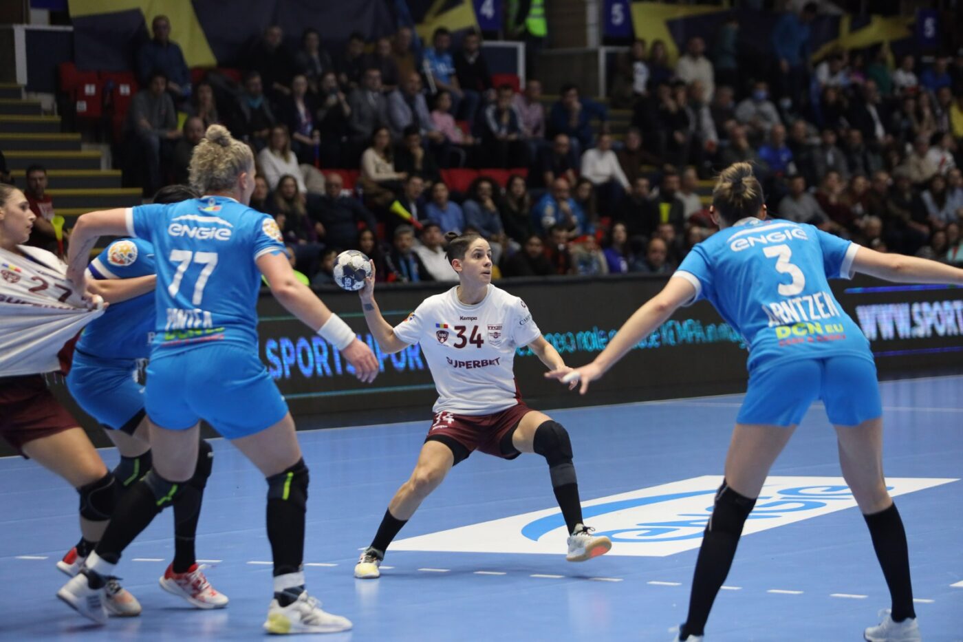 CSM București – Rapid, azi în Cupa României la handbal feminin! Partida se dispută în Sala Polivalentă într-o singură manșă și nu toate biletele s-au vândut până la prânz. Care e motivul