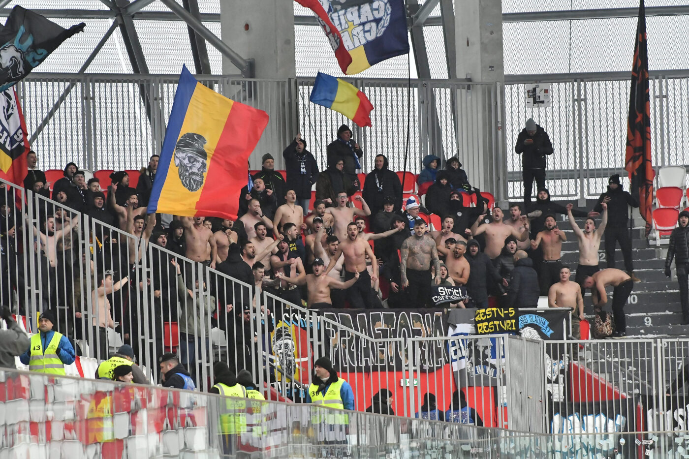 Galeria oltenilor nu dă înapoi, după ce Sepsi – FC U Craiova a fost oprit din cauza scandărilor xenofobe! Mesaj dur transmis de Peluza Sud 1997: „Dacă abuzurile nu se vor opri, acțiunile noastre vor deveni din ce în ce mai drastice!”