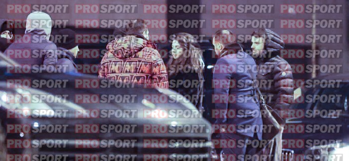 Imagini tulburătoare: Cristina Ich aşteaptă în frig decizia legată de arestarea lui Alex Pițurcă! FOTO EXCLUSIV