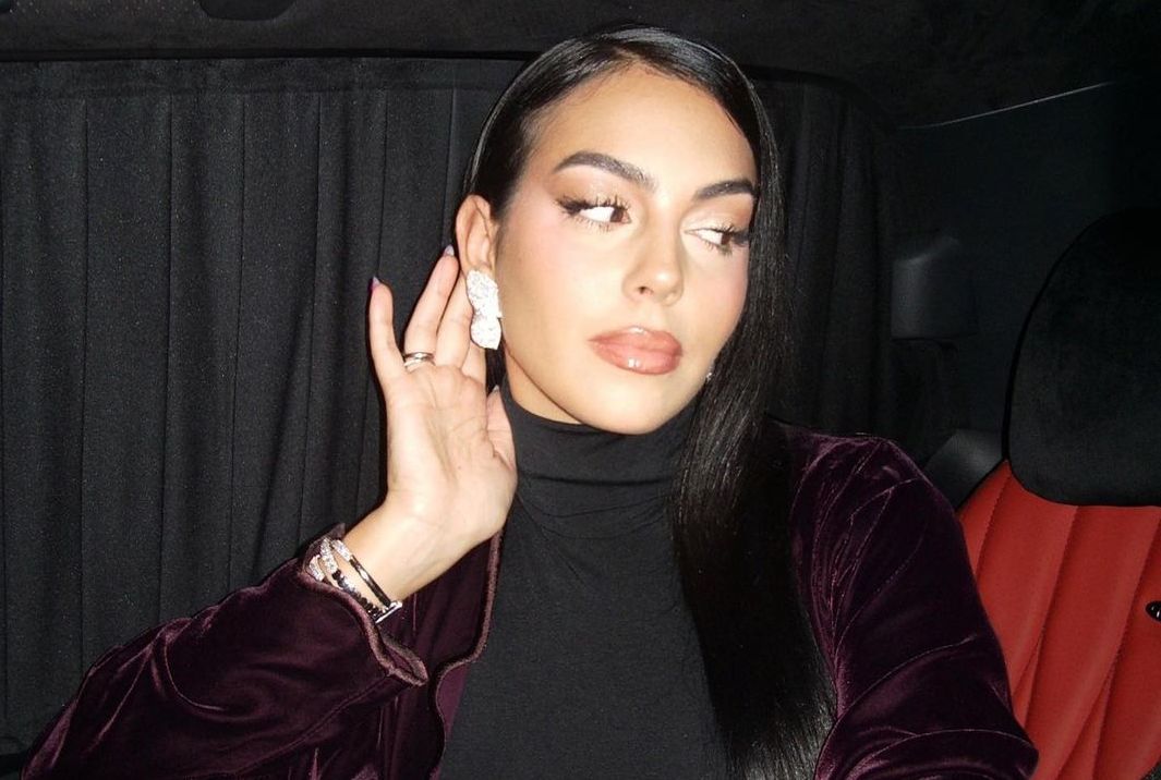Georgina Rodriguez a captat atenția la primul meci al lui Cristiano Ronaldo la Al Nassr. Ce a purtat bruneta pe stadion | GALERIE FOTO