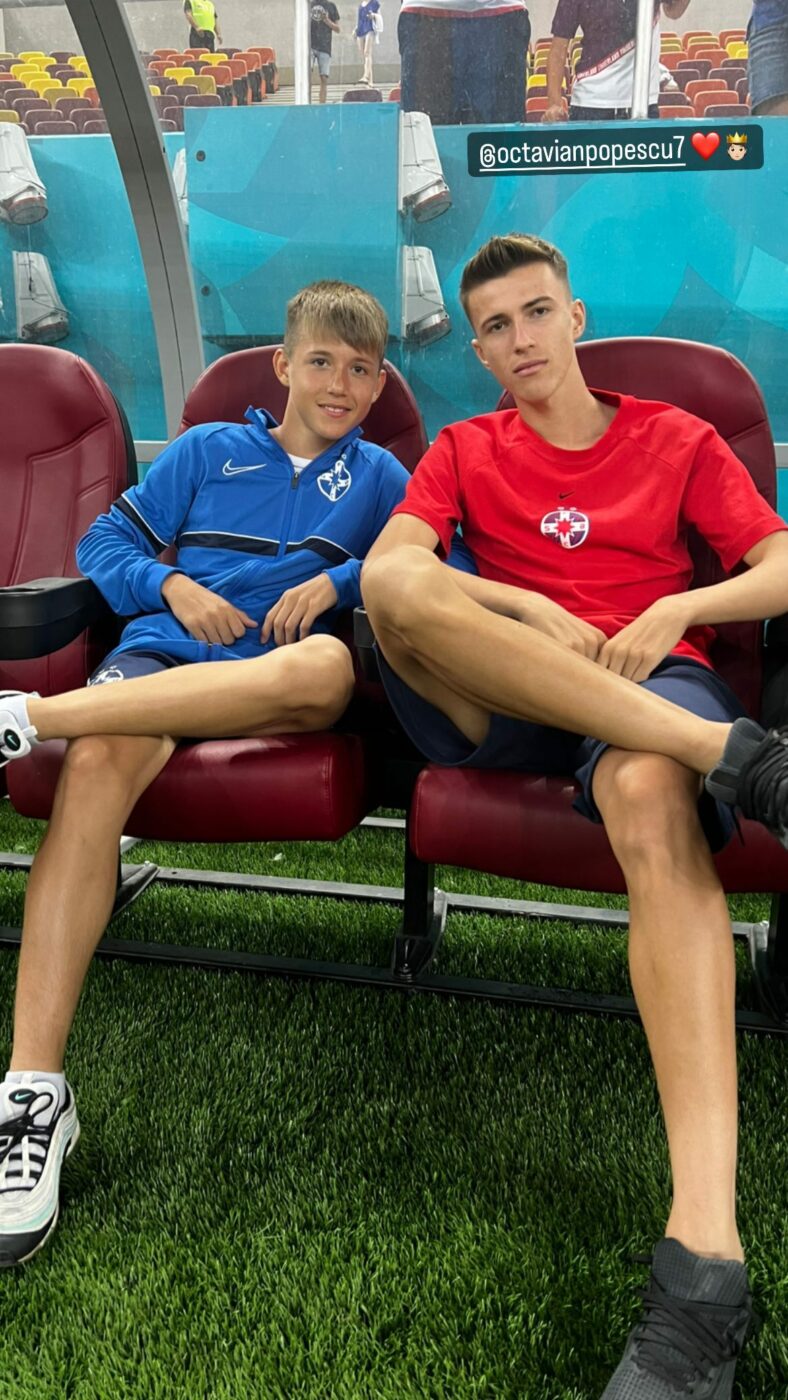Octavian Popescu, alături de fratele său, Dani, pe banca de rezerve de pe Arena Națională // Sursă foto: Instagram
