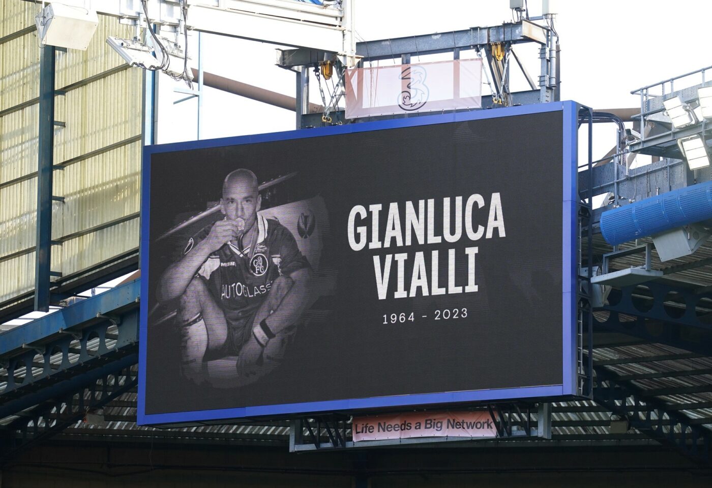 Omagiu emoționant adus de suporterii lui Chelsea, la primul meci pe teren propriu după decesul lui Gianluca Vialli! Ce au afișat fanii echipei de pe Stamford Bridge