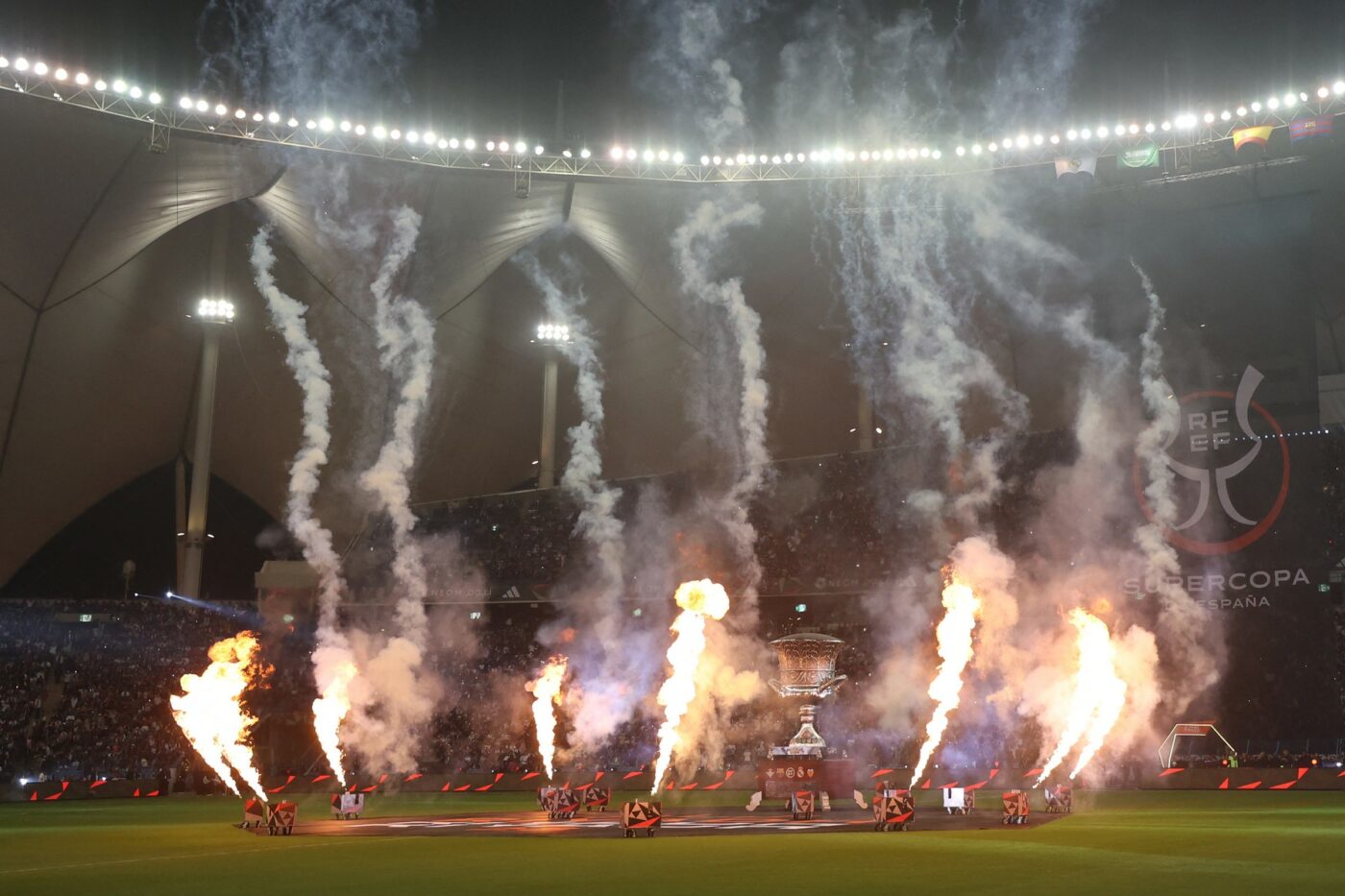 Probleme mari la Riyadh, la finala Supercupei Spaniei: porțile de acces în stadion au fost blocate pentru minute bune, după ce mai mulți suporteri au încercat să intre fără bilet!