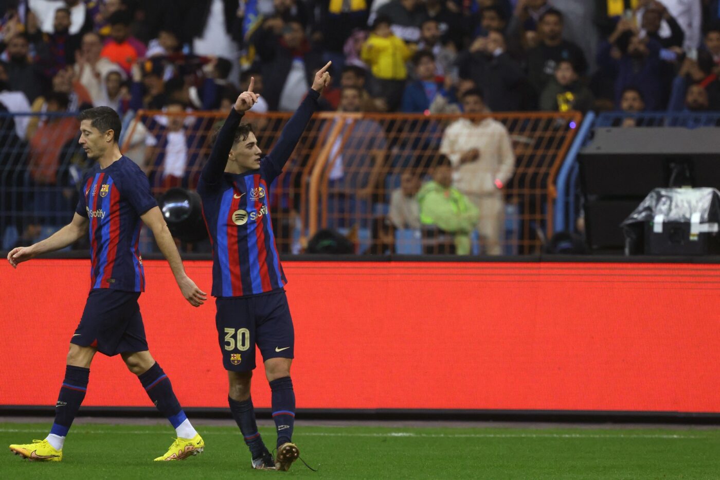 Real Madrid – FC Barcelona 1-3, în finala Supercupei Spaniei. Benzema înscrie golul de onoare, însă catalanii înving fără drept de apel! Primul trofeu pentru Xavi
