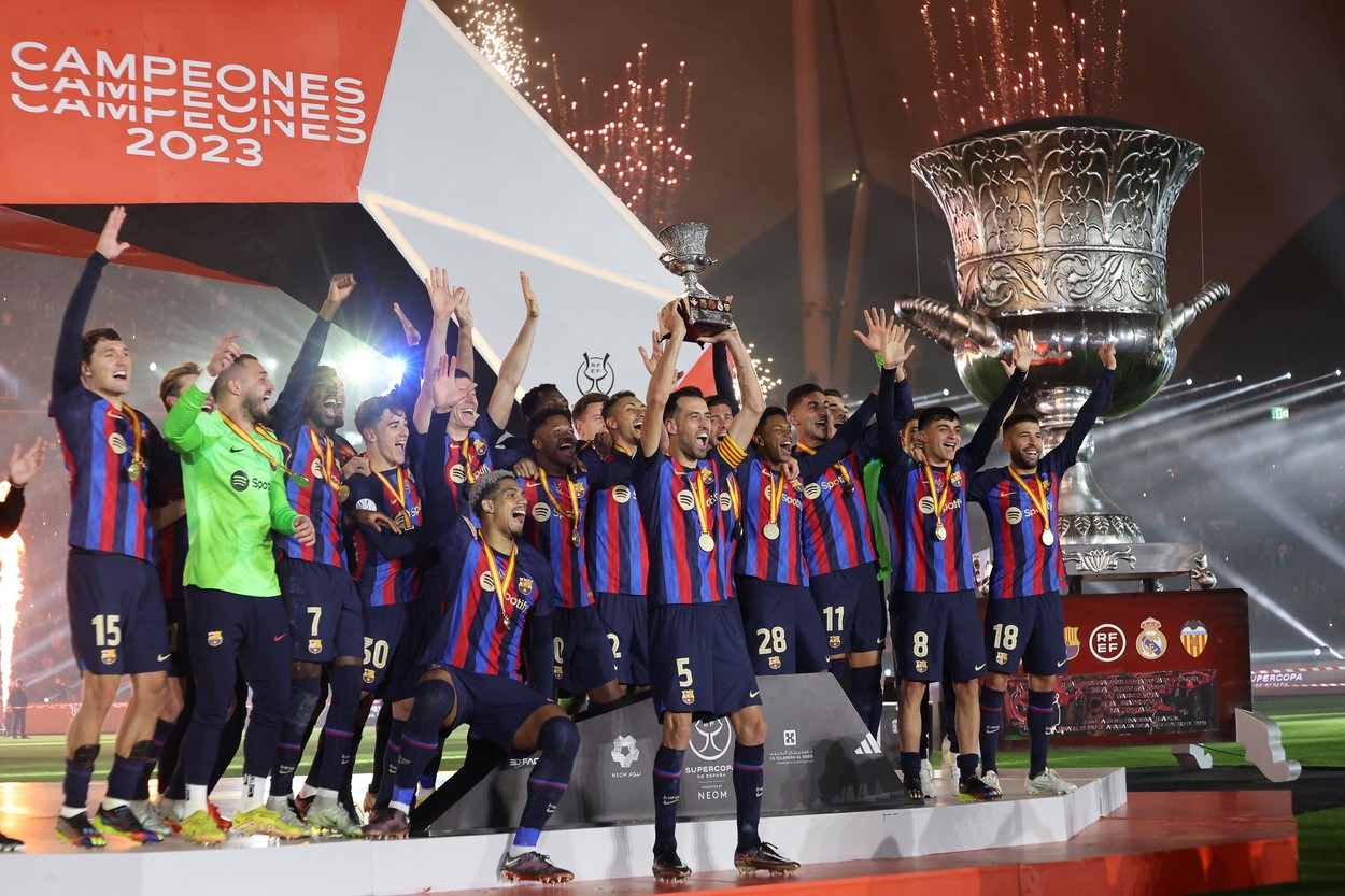 Barcelona a devenit pentru a paisprezecea oară supercampioana Spaniei! Cum au sărbătorit catalanii câștigarea primului trofeu sub comanda lui Xavi | VIDEO