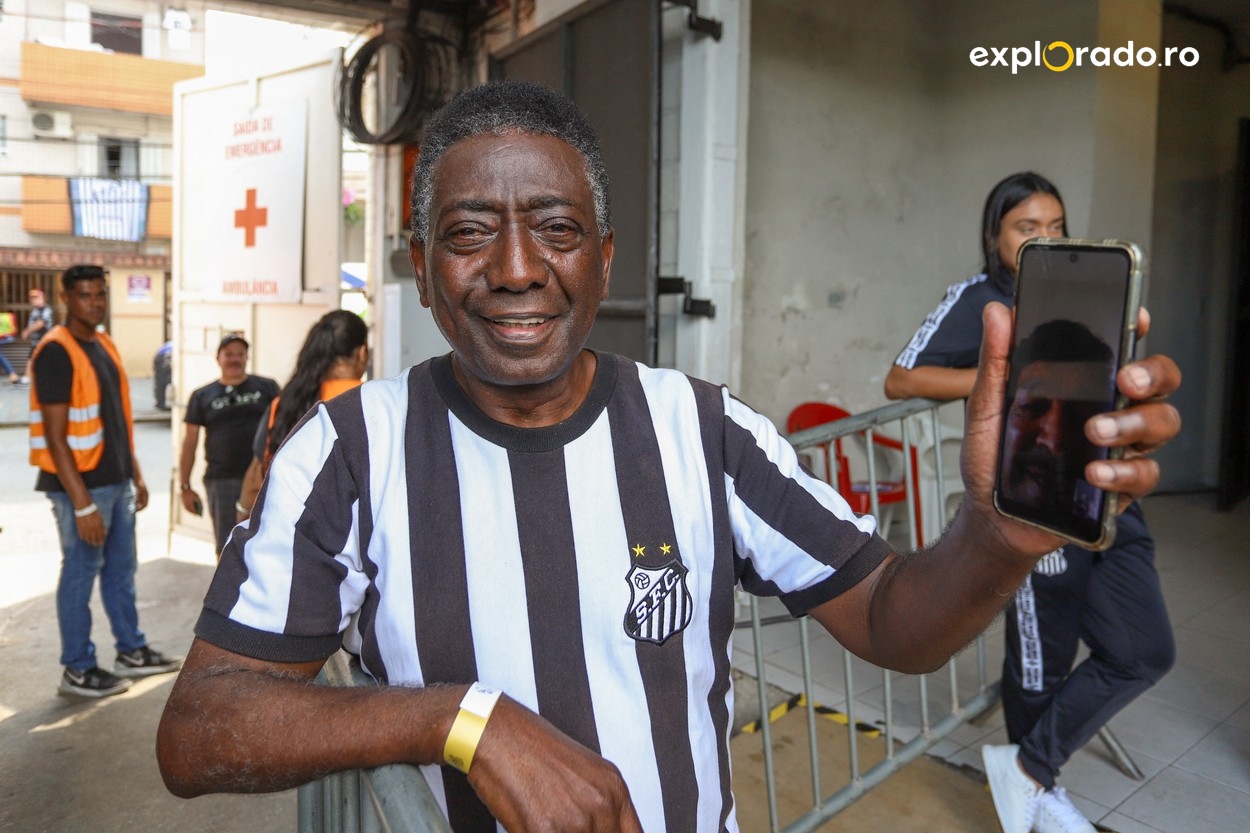 Imaginile momentului din Santos: „Sosia” lui Pele s-a pus și ea la rând pentru a-i aduce un ultim omagiu lui „O Rei”. Brazilienii își fac fotografii de grup | GALERIE FOTO