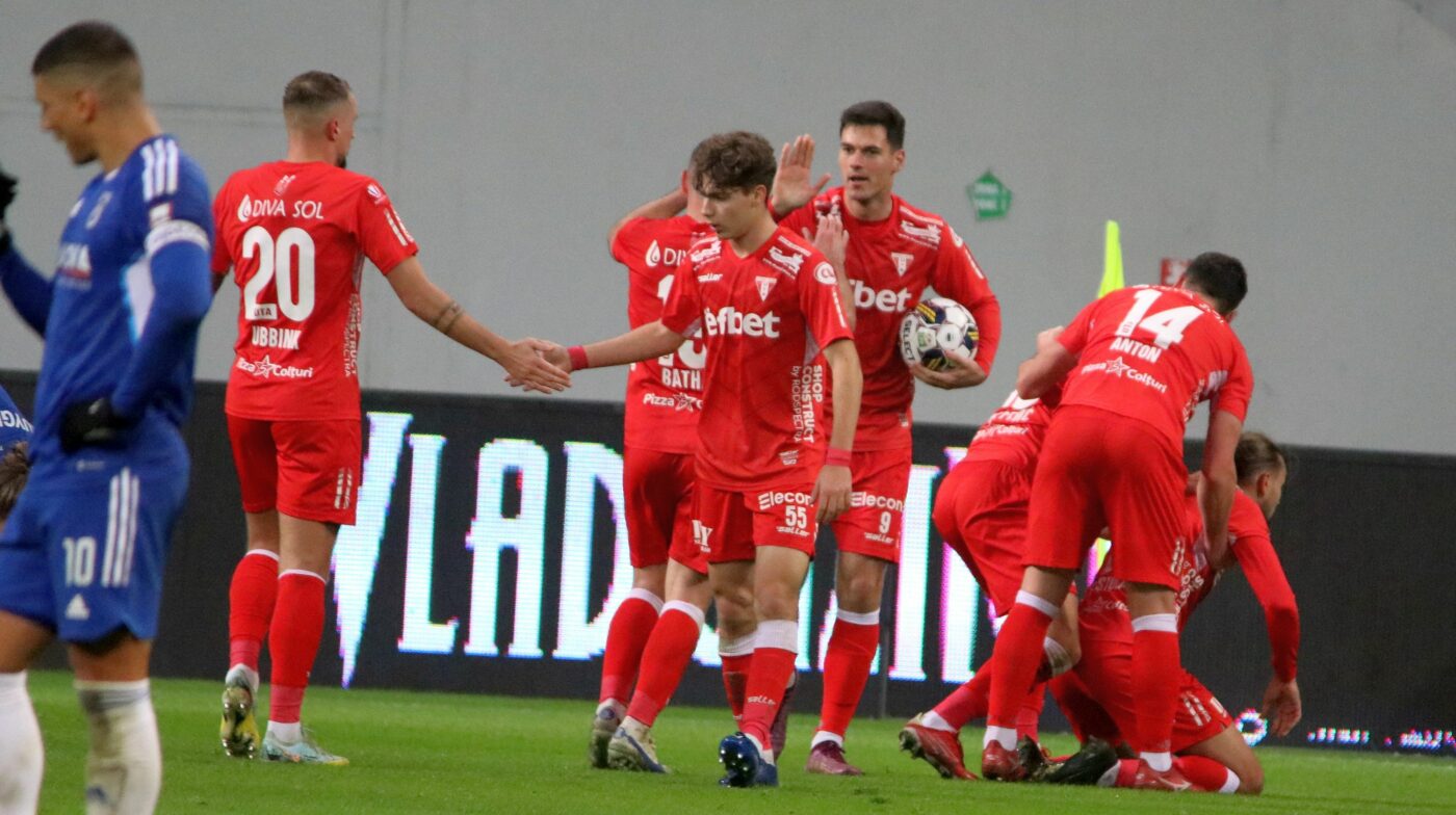 Semne de întrebare după meciul dintre FC U Craiova și UTA Arad: „Te întrebi dacă echipa e atât de bună încât își permite să îi țină rezervă pe cei doi!”