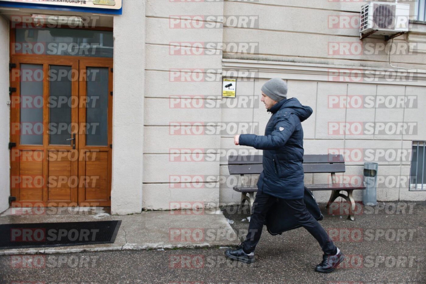 Dosarul lui Victor Pițurcă explodează, după ce antrenorul a fost reținut: cu ce a intrat ginerele fostului selecționer în sediul DNA! „Pachetul” a fost adus cu un Logan alb | FOTO & VIDEO EXCLUSIV