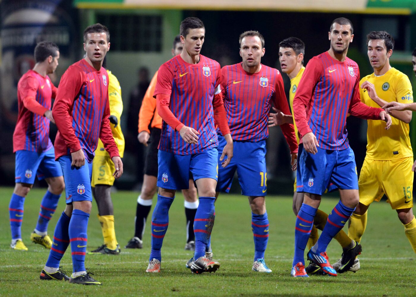 Fostul jucător al lui FCSB caruia îi era rușine să meargă la antrenamente: „Nu cobor din cameră până nu vine el în vestiar, îmi era rușine”