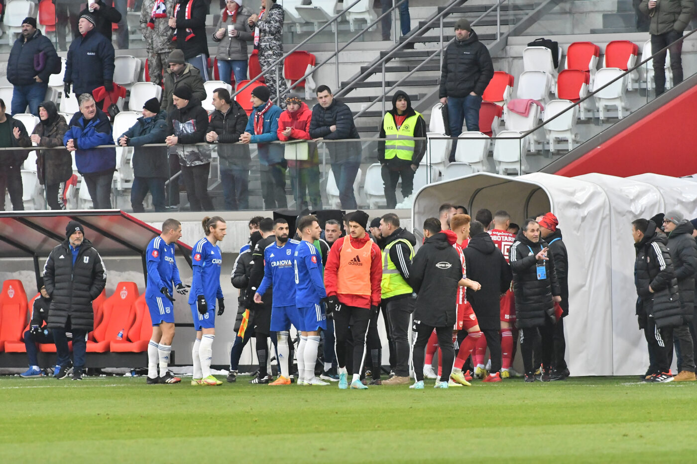 BREAKING NEWS | Comisia de Disciplină, măsuri dure după ce partida Sepsi OSK – FC U Craiova a fost suspendat! Covăsnenii au câștigat la „masa verde”! Amenzi uriașe primite de cele două cluburi