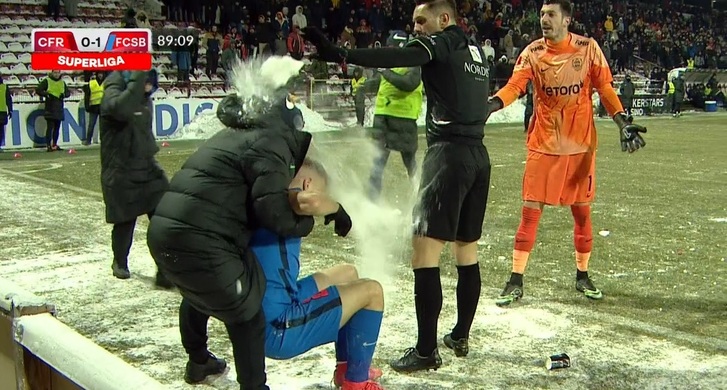 Darius Olaru, luat la țintă de ultrașii lui CFR Cluj! Sebastian Colțescu a intervenit pentru a-l salva pe căpitanul lui FCSB. „Urât! Domnilor, v-ați lăudat că aici este civilizație…” | VIDEO