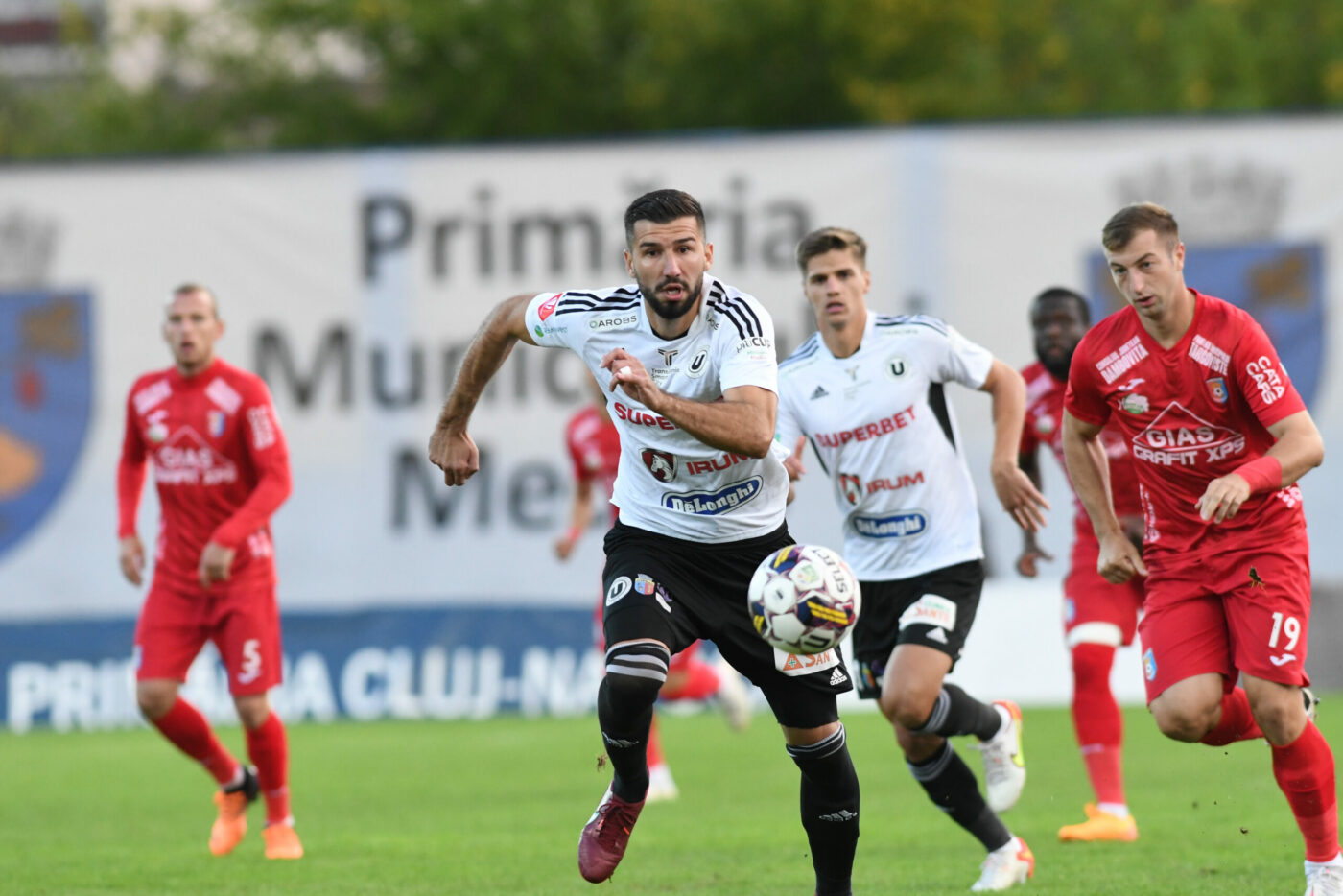 Toni Petrea nu se poate baza pe patru jucători la meciul cu Universitatea Cluj, arbitrat de o brigadă de Liga Campionilor! Chindia luptă pentru o poziție liniștită