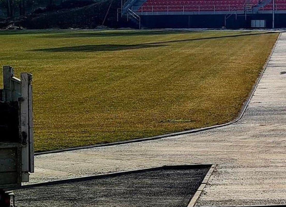 Chindia vrea să inaugureze în aprilie stadionul aflat în șantier de 4 ani, dar „gazonul arată ca ars, pentru că nimeni nu s-a mai ocupat de el”. Și Petrolul plănuiește să se mute temporar la Târgoviște! | EXCLUSIV