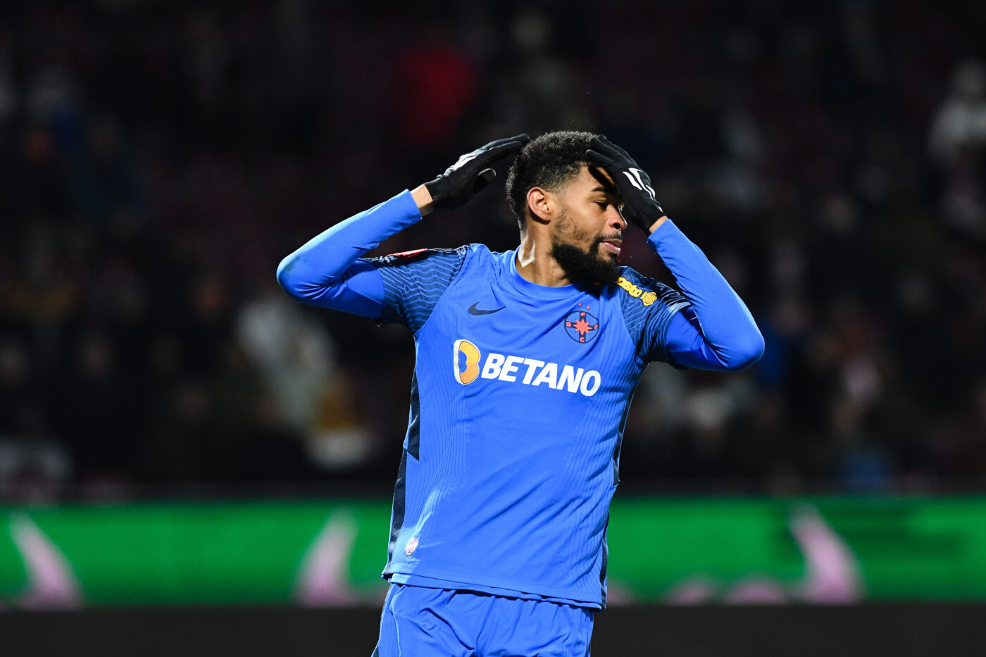 Un alt fotbalist accidentat grav de Malcom Edjouma, sare la gâtul francezului de la FCSB: „Nu menajează pe nimeni! Ar trebui să fie puțin mai fairplay”