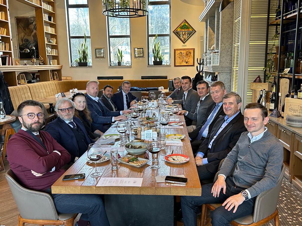 Pălincă, vinete și mușchi de vită ”Wellington” pentru șefii lui Lazio. Ștefan Gadola, unul dintre acționarii lui CFR, glumește despre returul cu italienii: ”Ne-am înțeles la scor la masa de protocol”  | EXCLUSIV