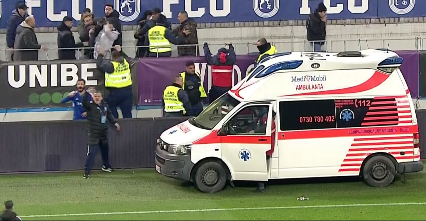 Panică pe „Ion Oblemenco”! Un suporter a căzut din tribună în timpul meciului FC U Craiova – CS Mioveni! A fost transportat de urgență la spital | FOTO
