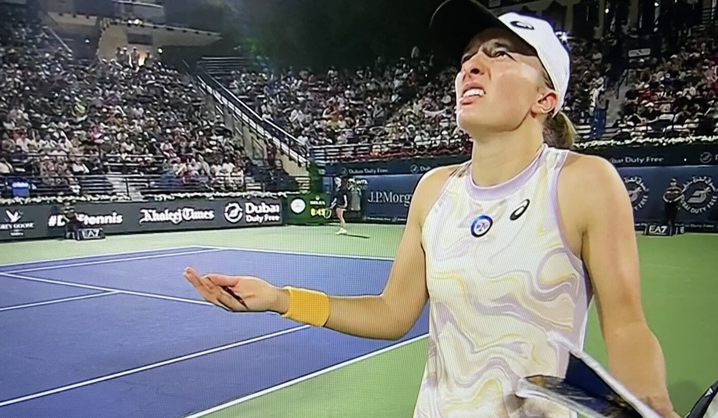 Lovitură de teatru în finala turneului de la Dubai: Iga Swiatek, învinsă fără drept de apel de numărul 30 WTA! De ce s-a certat cu arbitrul | VIDEO