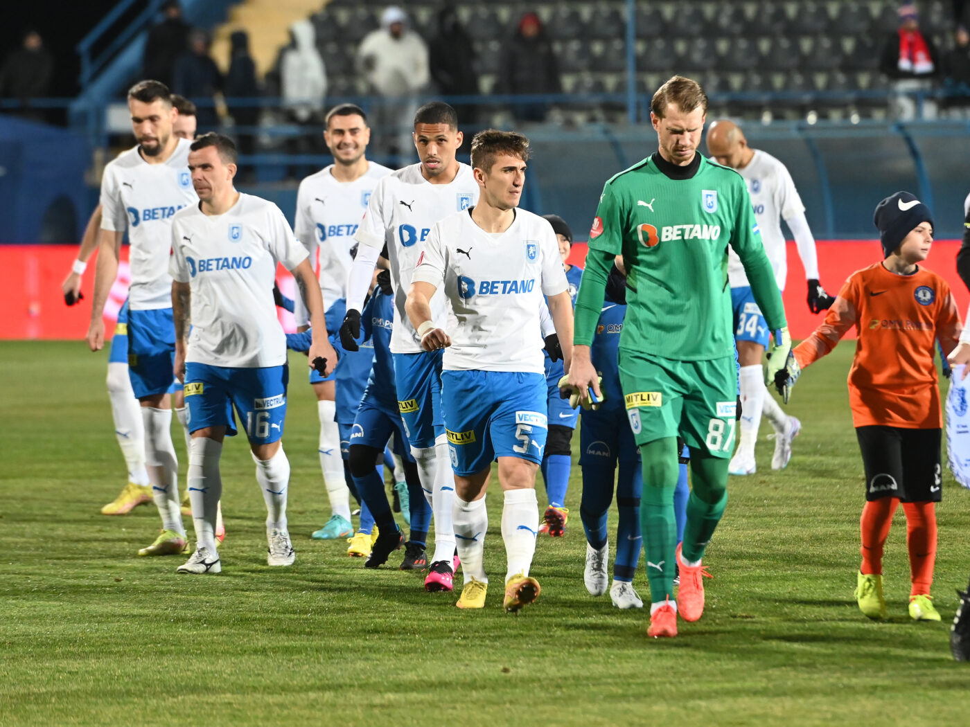 Universitatea Craiova, desființată după înfrângerea cu Farul. „Mi s-a părut ca o echipă nou-promovată! Au o problemă de vestiar!” Mihai Rotaru, vinovat pentru rezultatele slabe ale oltenilor? „Jucătorii nu-și mai dau interesul!”