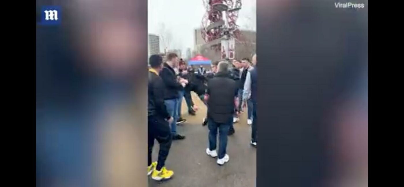 I-a dat un pumn de l-a adormit! Un fan al lui Chelsea a fost doborât de un rival de la West Ham și totul a fost filmat! Poliția a intervenit pe loc și l-a arestat | VIDEO