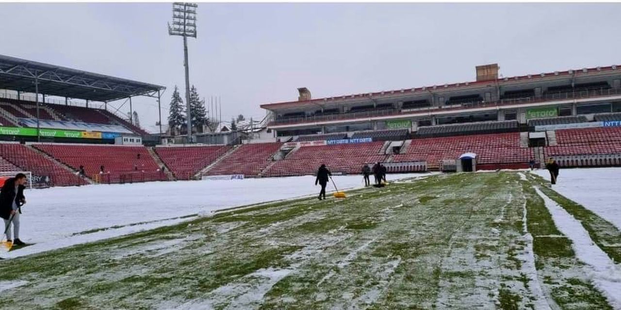 Suporterii lui CFR Cluj au trecut la treabă! Au intervenit direct pentru deszăpezirea stadionului înaintea meciului cu FCSB