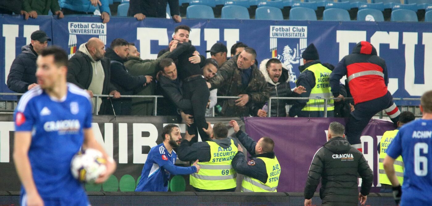 Cum se apără Jandarmeria după ce o persoană a leșinat din cauza gazului lacrimogen la meciul FC U Craiova – CS Mioveni