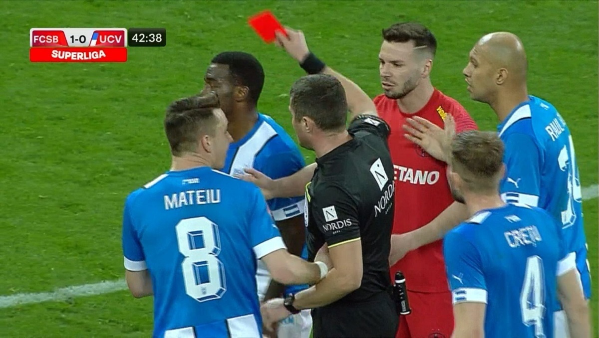Fază controversată în FCSB – Universitatea Craiova: Basilio Ndong a intervenit haotic, dar VAR-ul l-a salvat de la eliminare. Cum a analizat arbitrul Adrian Cojocaru