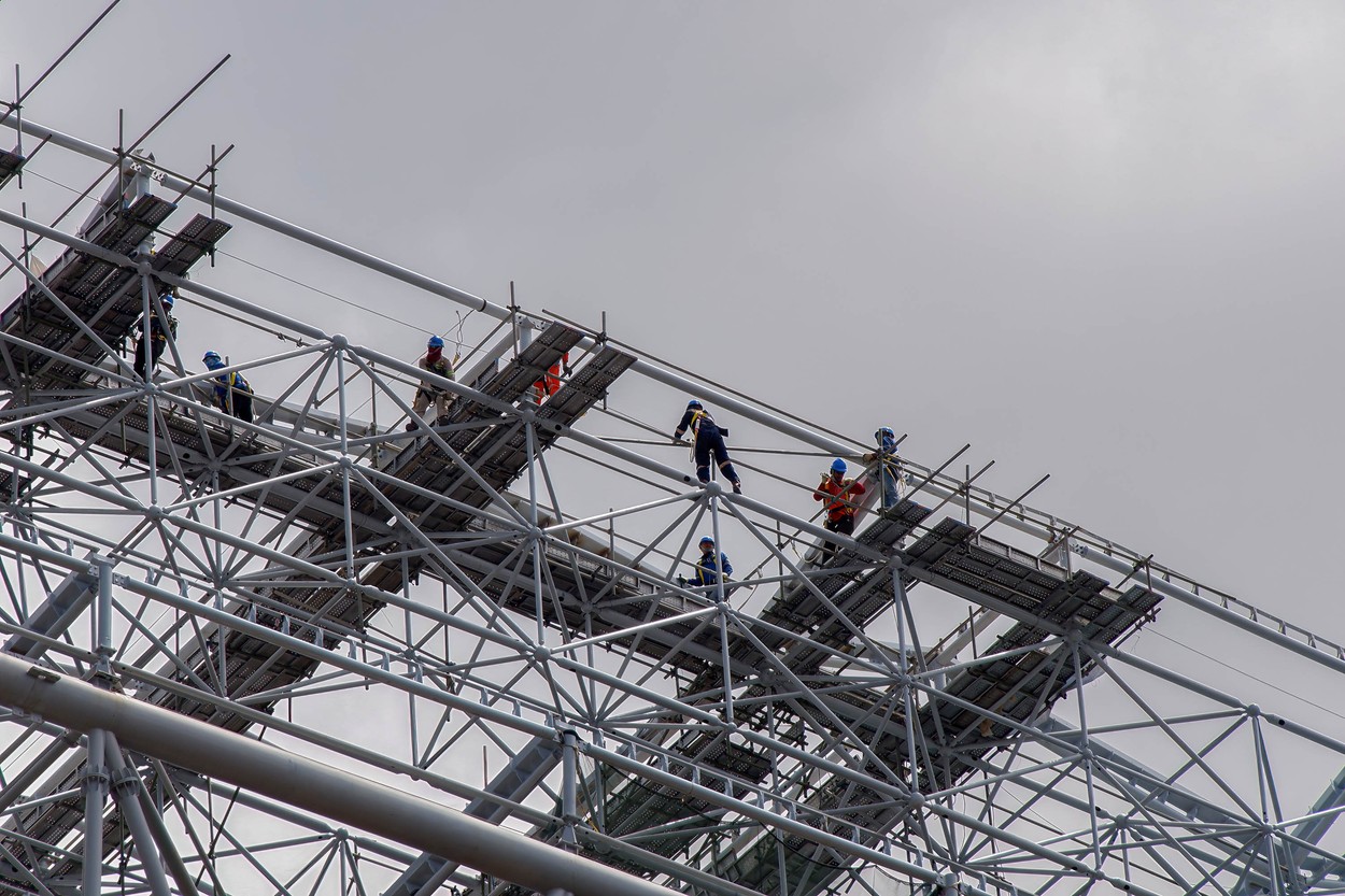 Ca la noi la nimeni! Trei bărbați au furat acoperișul unui stadion din România