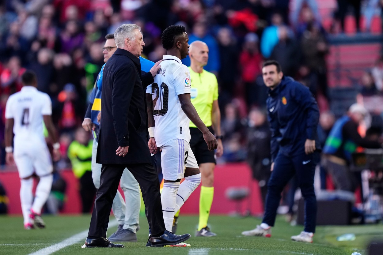 Carlo Ancelotti sare în apărarea lui Vinicius Junior, după ce brazilianul a fost criticat de o legendă a Barcelonei!