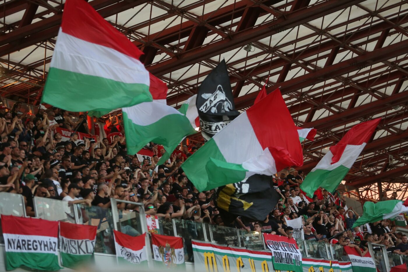 Federația Maghiară de Fotbal face o cerere uluitoare la UEFA: vrea ca steagul „Ungariei mari”, care conține și o parte din România, să fie afișat la meciuri! „Nu considerăm că are conotații politice”
