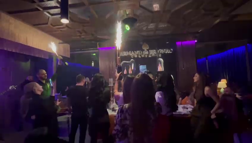 Adrian Mititelu jr., petrecere cu râuri de șampanie și o masă plină de femei, după victoria Craiovei în Giulești! După ce a făcut circ și a fost la un pas să fie „linșat” de fanii Rapidului, „prințișorul” din Bănie a spart banii tatălui pe distracție | VIDEO EXCLUSIV