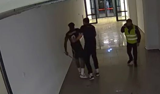 Imagini șocante după CSM Oradea – U BT Cluj! A apărut filmarea cu jucătorul care s-a ales cu dosar penal după incidentele violente | VIDEO